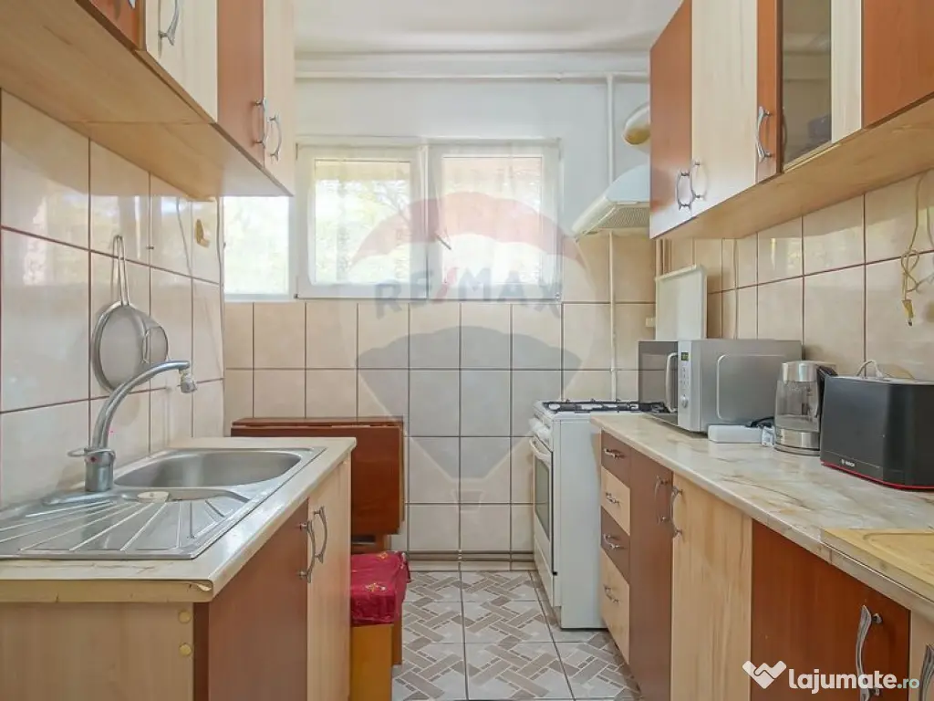 Apartament 3 camere, complet mobilat, la 1 minut de Piaț... 