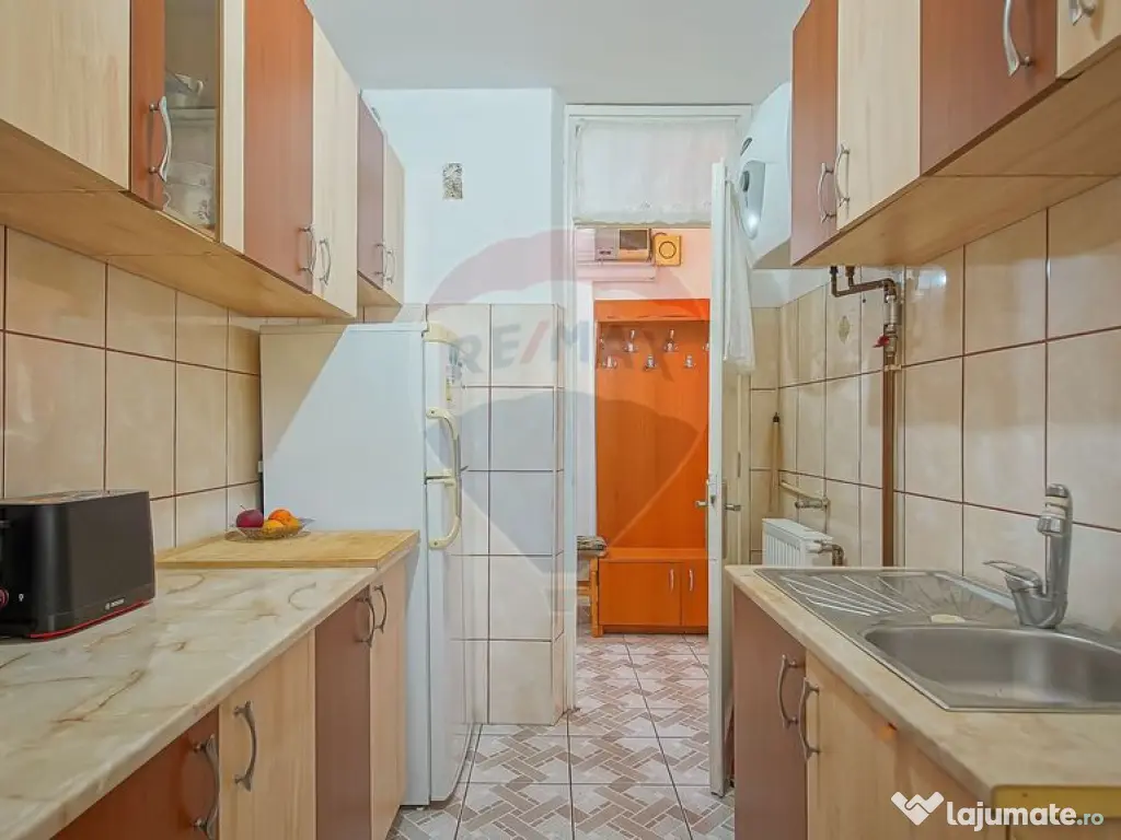 Apartament 3 camere, complet mobilat, la 1 minut de Piaț... 