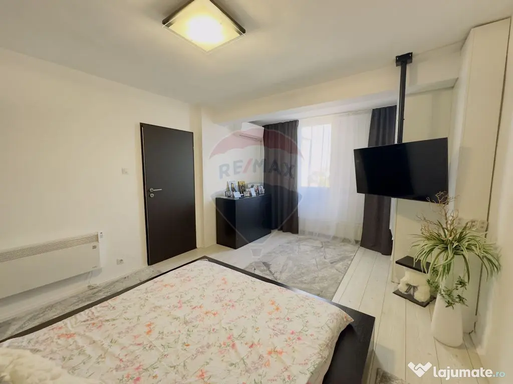 Apartament cu 3 camere + terasa inchisa (camera) zona Dec... 