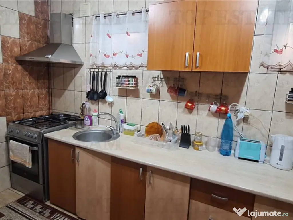 Casa spatioasa cu 5 camere si curte proprie in Zona Bratian