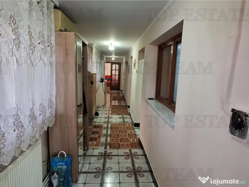 Casa spatioasa cu 5 camere si curte proprie in Zona Bratian