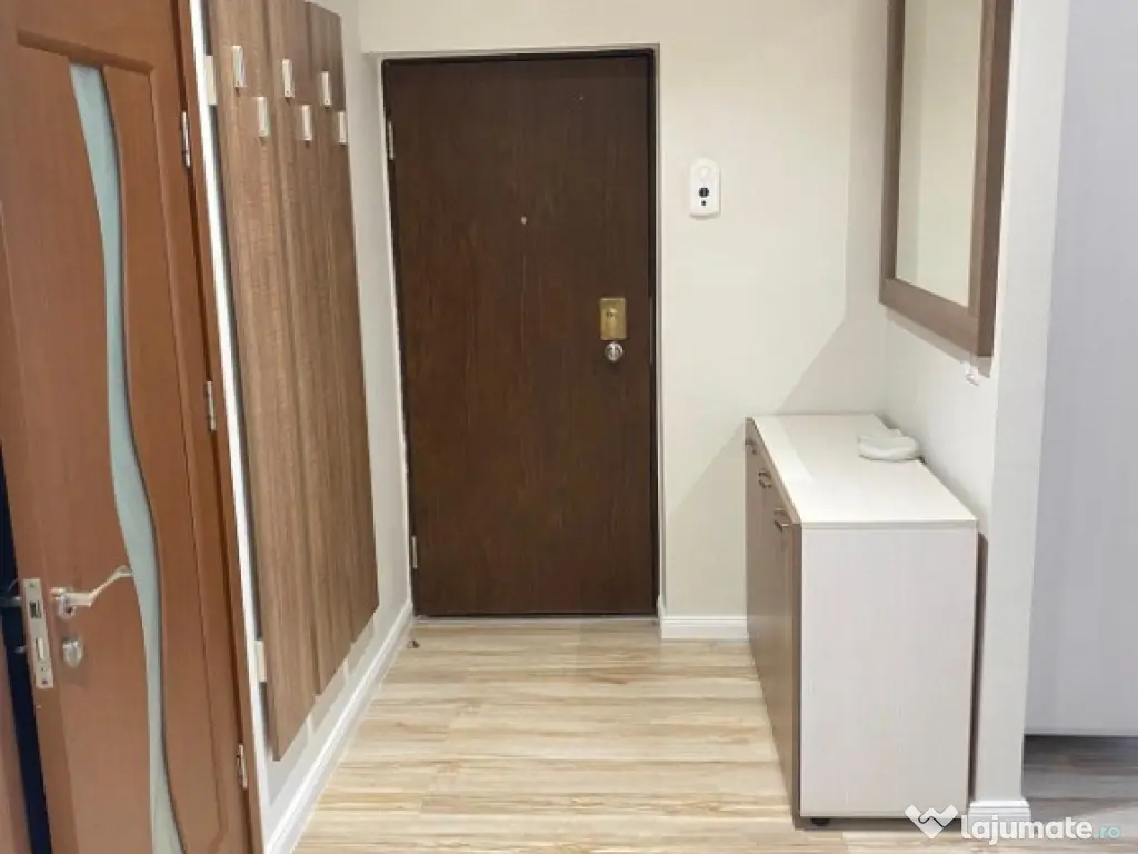 Apartament 3 camere, zona Intim, bloc Bermo