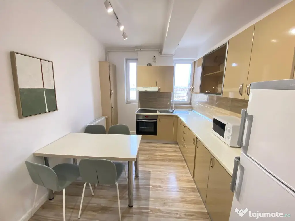 Apartament 3 camere, zona Intim, bloc Bermo