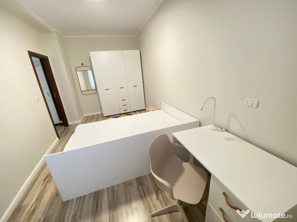 Apartament 3 camere, zona Intim, bloc Bermo