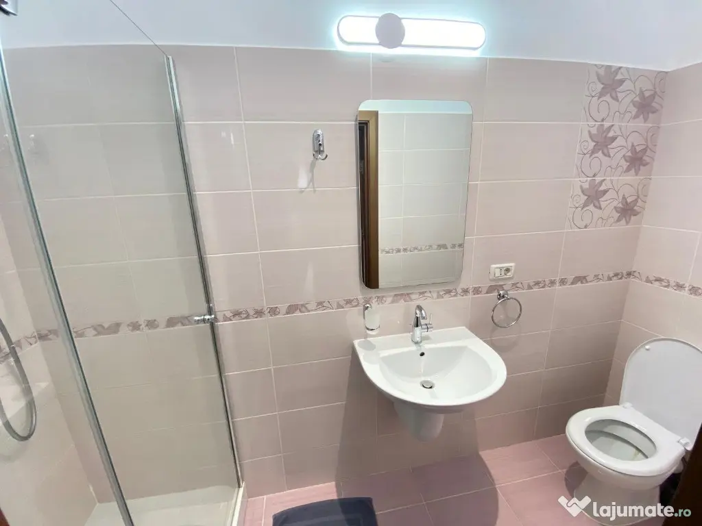 Apartament 3 camere, zona Intim, bloc Bermo