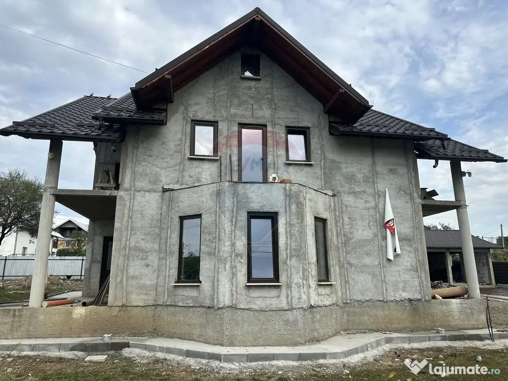 Casă / Vilă cu 5 camere de vânzare 