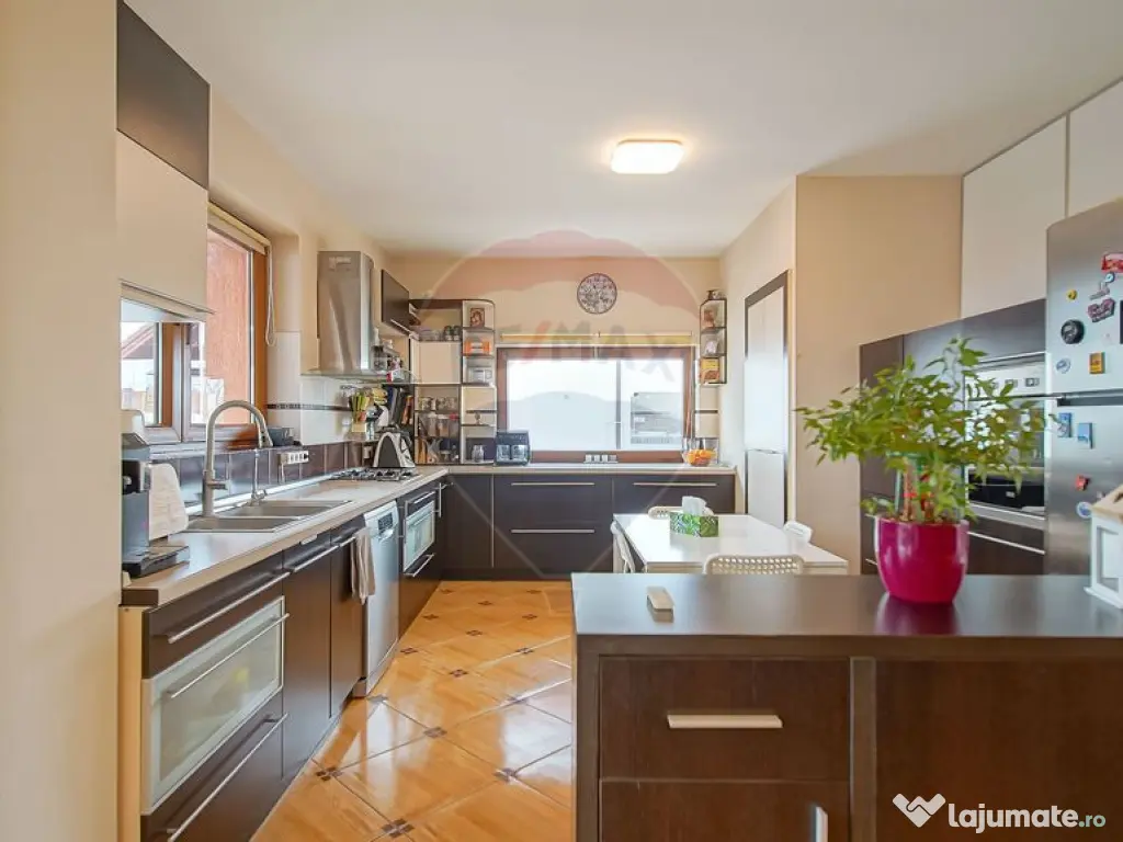 Casă spațioasă și elegantă, teren 1547 mp în Stupin...