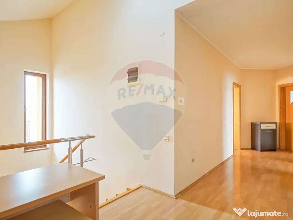 Casă spațioasă și elegantă, teren 1547 mp în Stupin...