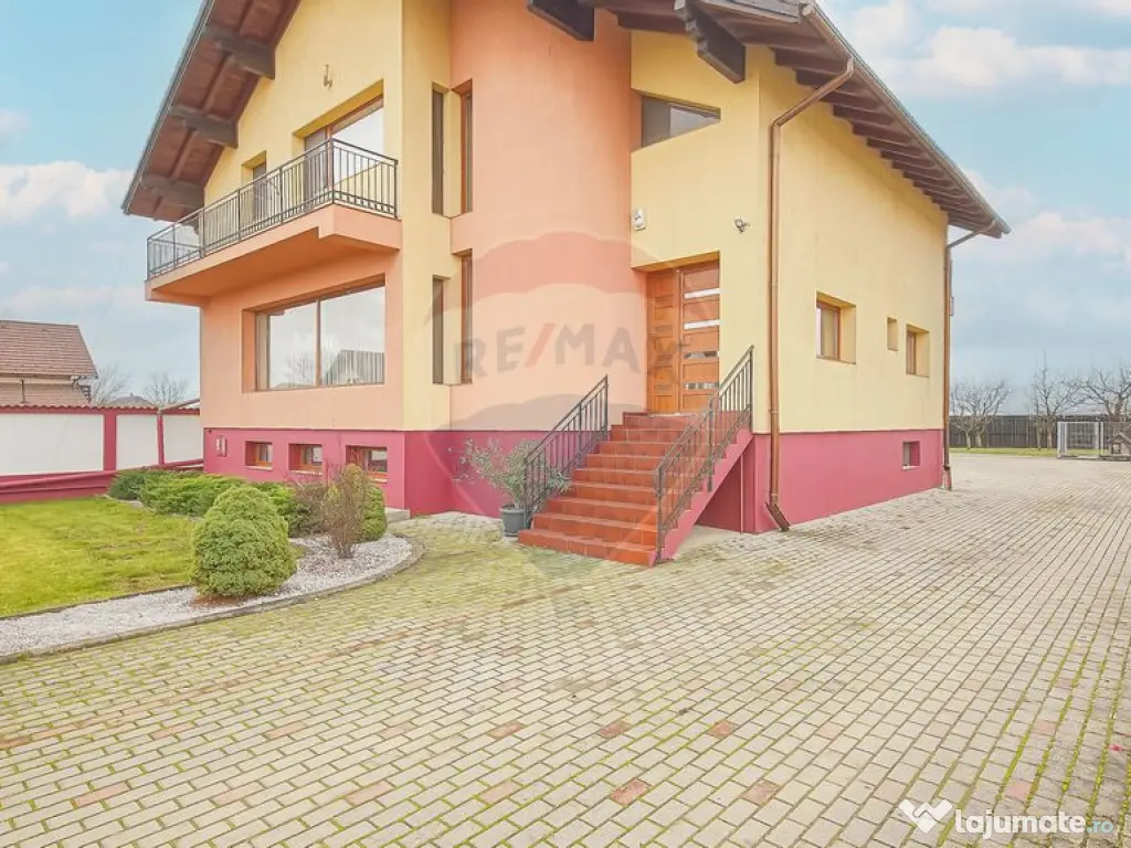 Casă spațioasă și elegantă, teren 1547 mp în Stupin...