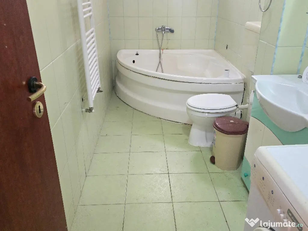 Vand apartament 3 camere in Deva, zona Piata Victoriei, etaj 3, 