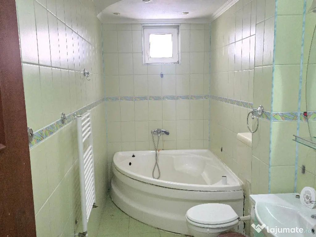 Vand apartament 3 camere in Deva, zona Piata Victoriei, etaj 3, 