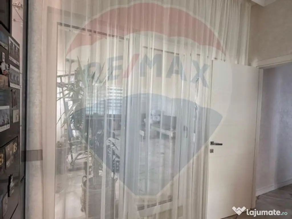 Apartament cu 4 camere de vânzare în zona Sarari