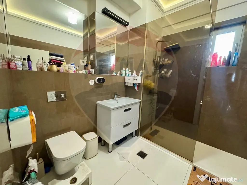 Apartament cu 4 camere de vânzare în zona Sarari