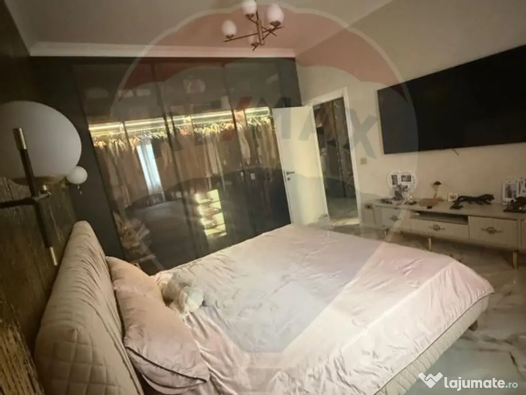 Apartament cu 4 camere de vânzare în zona Sarari