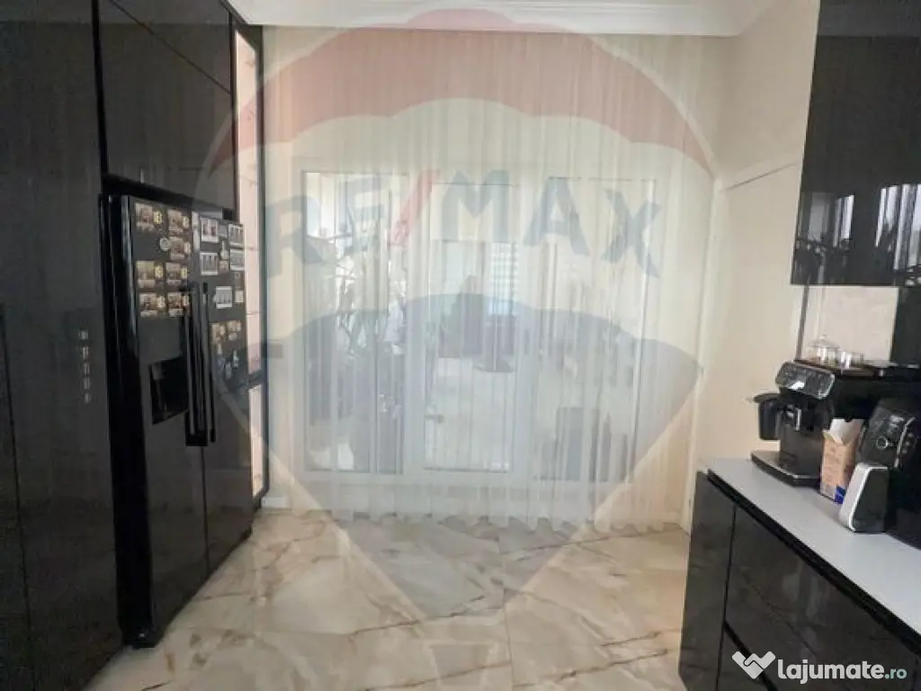 Apartament cu 4 camere de vânzare în zona Sarari