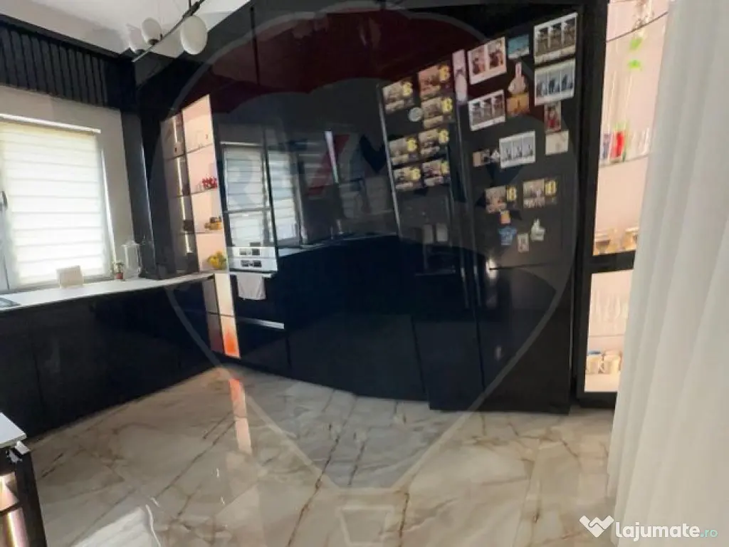 Apartament cu 4 camere de vânzare în zona Sarari