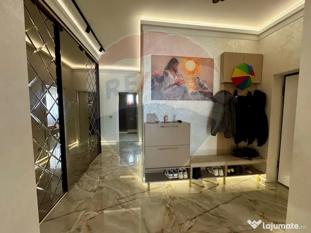 Apartament cu 4 camere de vânzare în zona Sarari