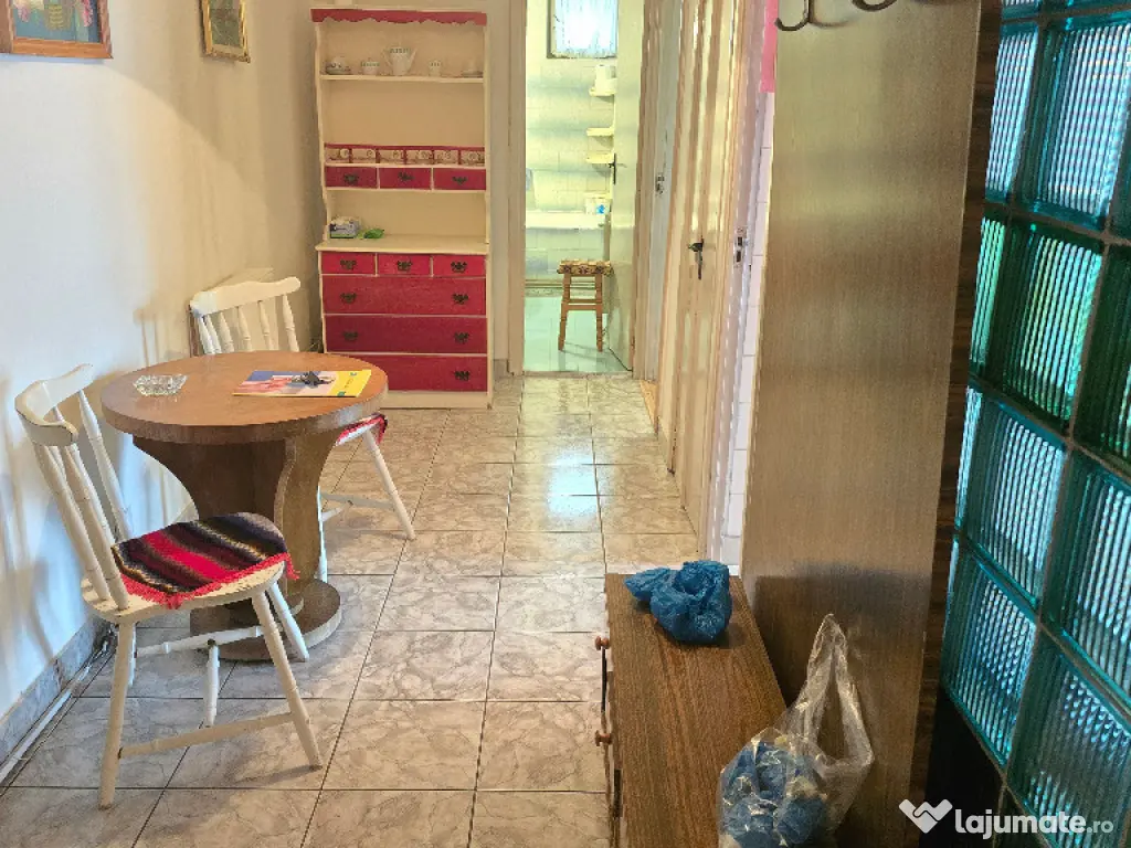 Vand apartament 2 camere decomandat in Deva, etaj 2, 