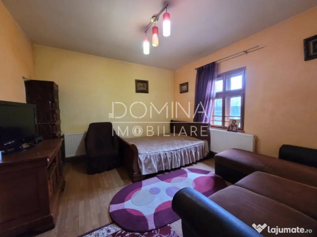 Casă tradițională, în centrul satului Polovragi