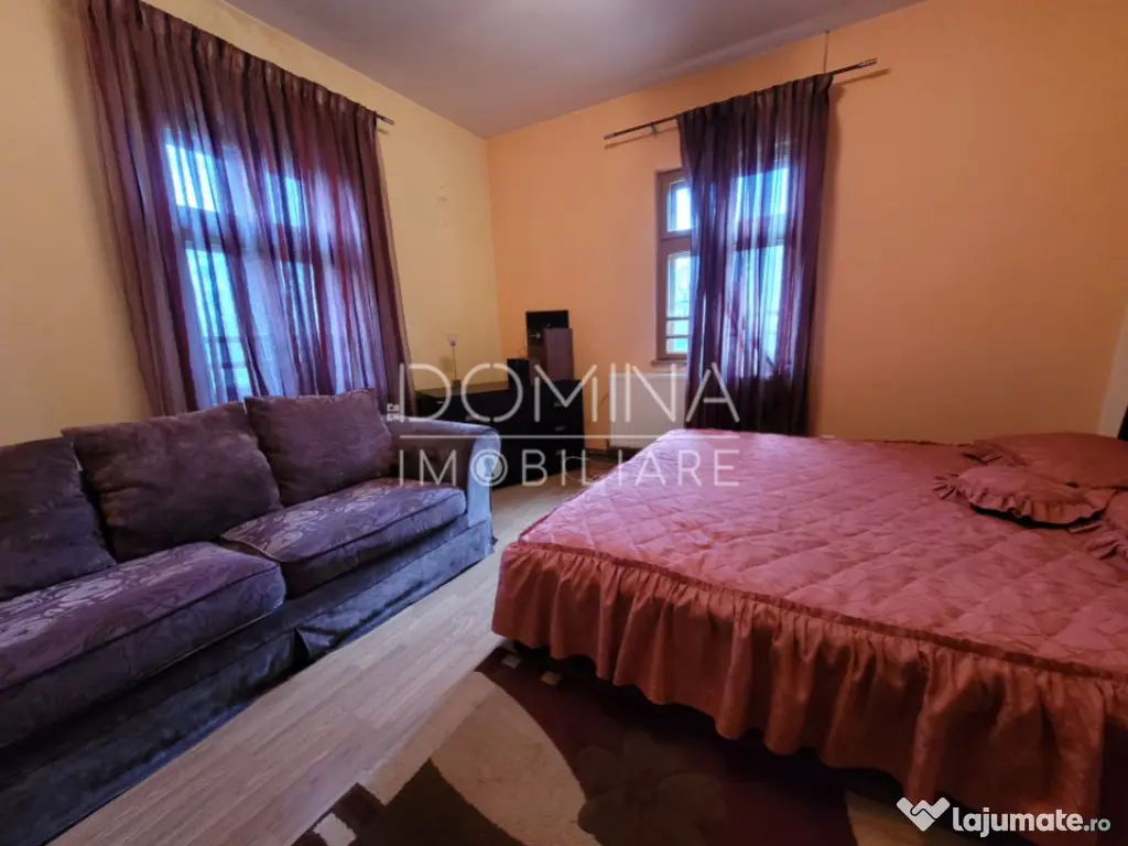 Casă tradițională, în centrul satului Polovragi