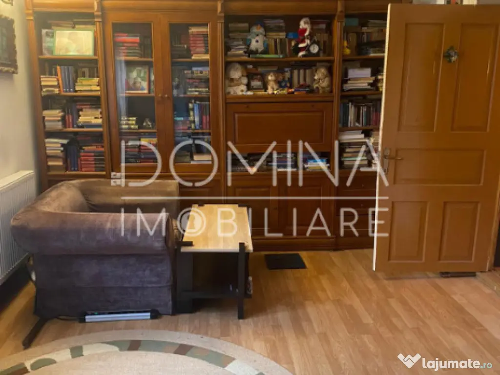 Casă tradițională, în centrul satului Polovragi