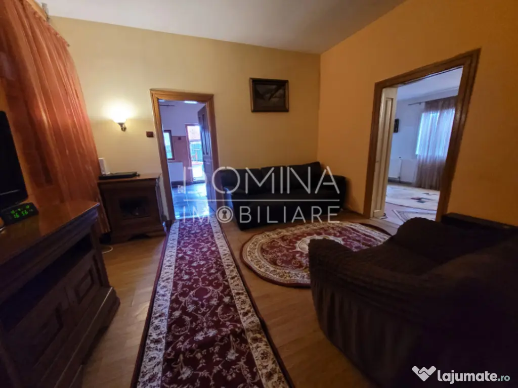 Casă tradițională, în centrul satului Polovragi