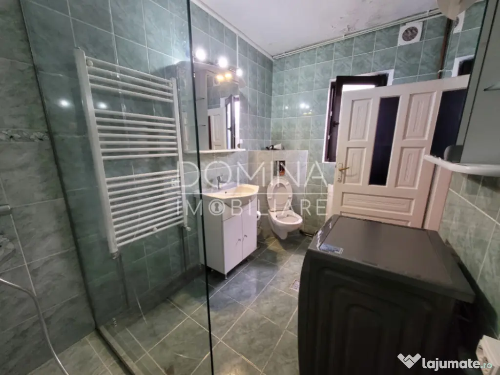 Casă tradițională, în centrul satului Polovragi