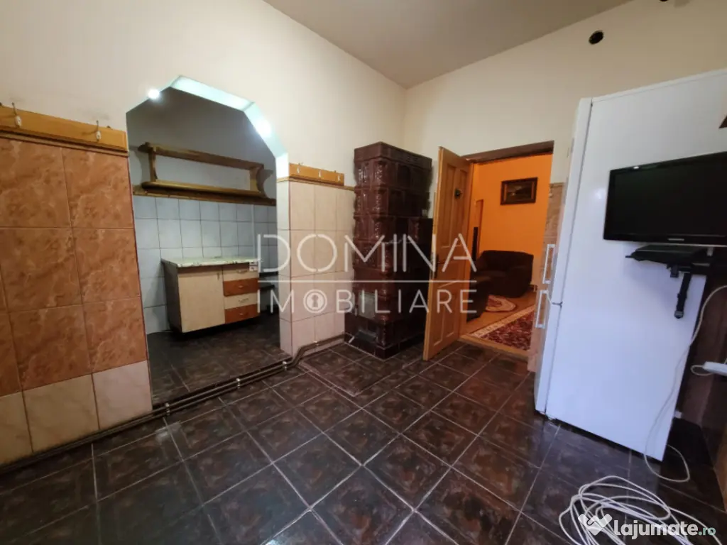 Casă tradițională, în centrul satului Polovragi