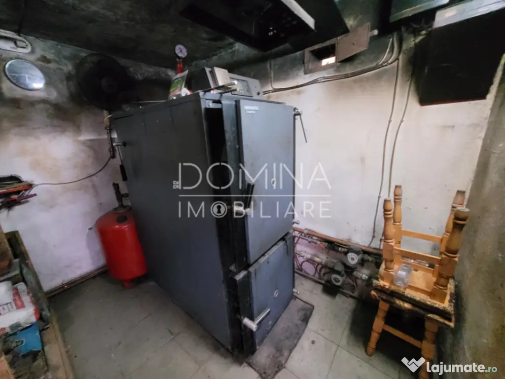 Casă tradițională, în centrul satului Polovragi