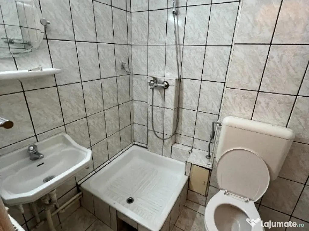 INCHIRIEZ apartament 4 camere decomandat, zona Vasile Aaron 