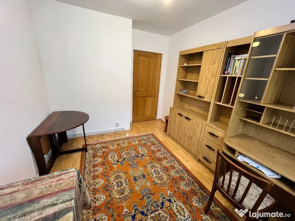 INCHIRIEZ apartament 4 camere decomandat, zona Vasile Aaron 