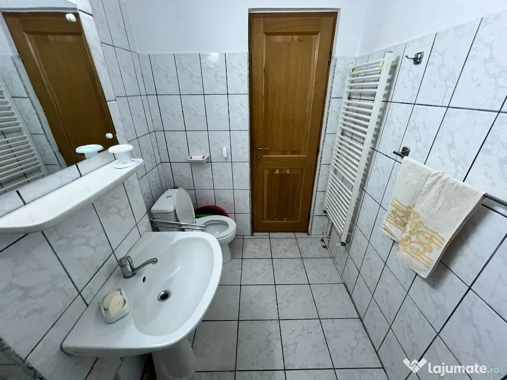 INCHIRIEZ apartament 4 camere decomandat, zona Vasile Aaron 