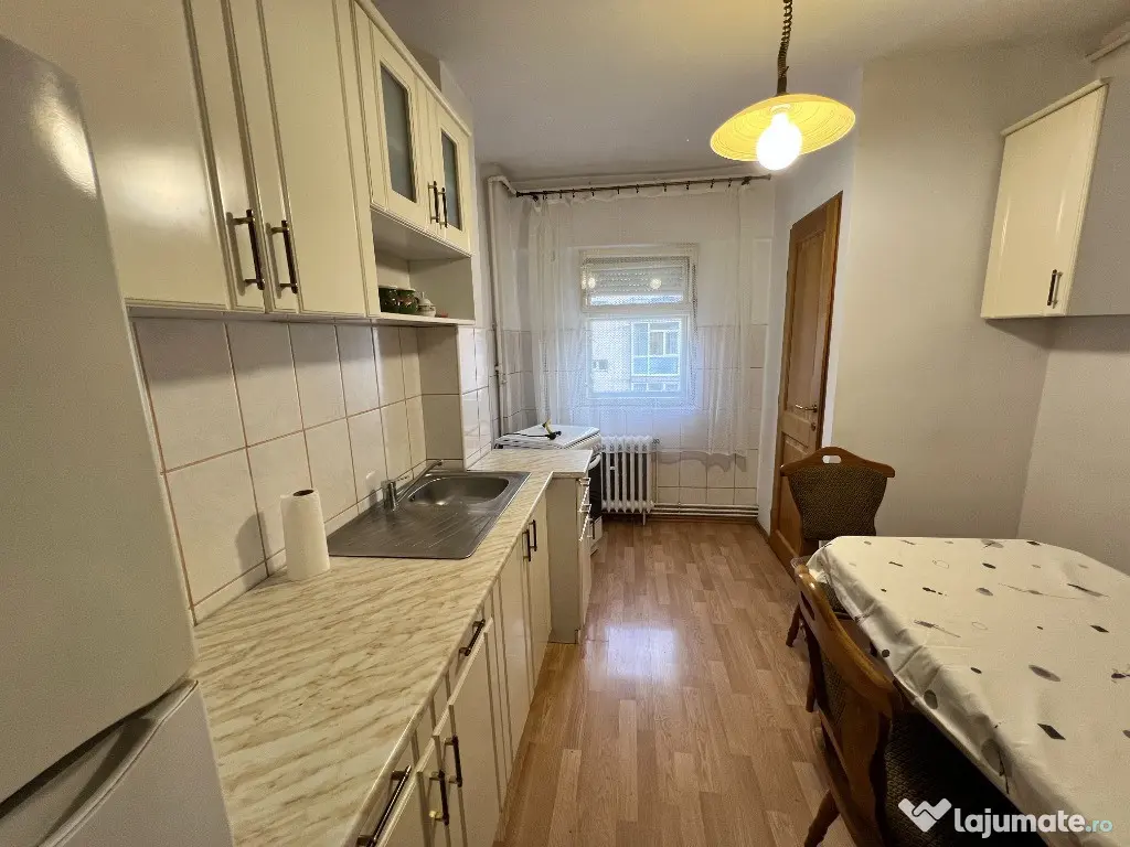 INCHIRIEZ apartament 4 camere decomandat, zona Vasile Aaron 