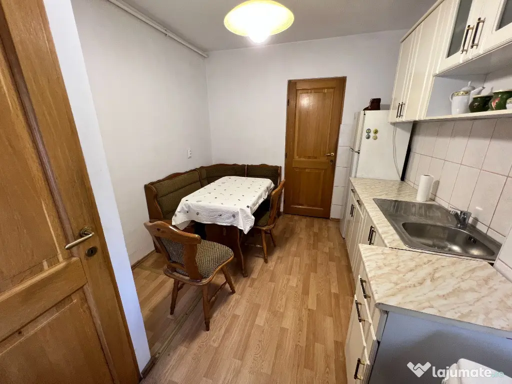 INCHIRIEZ apartament 4 camere decomandat, zona Vasile Aaron 