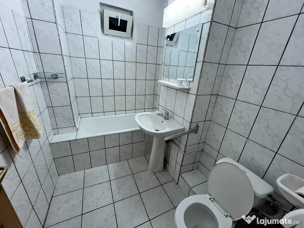 INCHIRIEZ apartament 4 camere decomandat, zona Vasile Aaron 