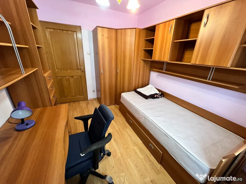 INCHIRIEZ apartament 4 camere decomandat, zona Vasile Aaron 