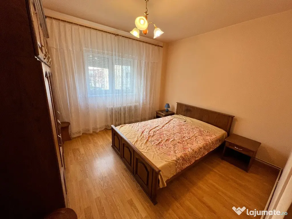 INCHIRIEZ apartament 4 camere decomandat, zona Vasile Aaron 