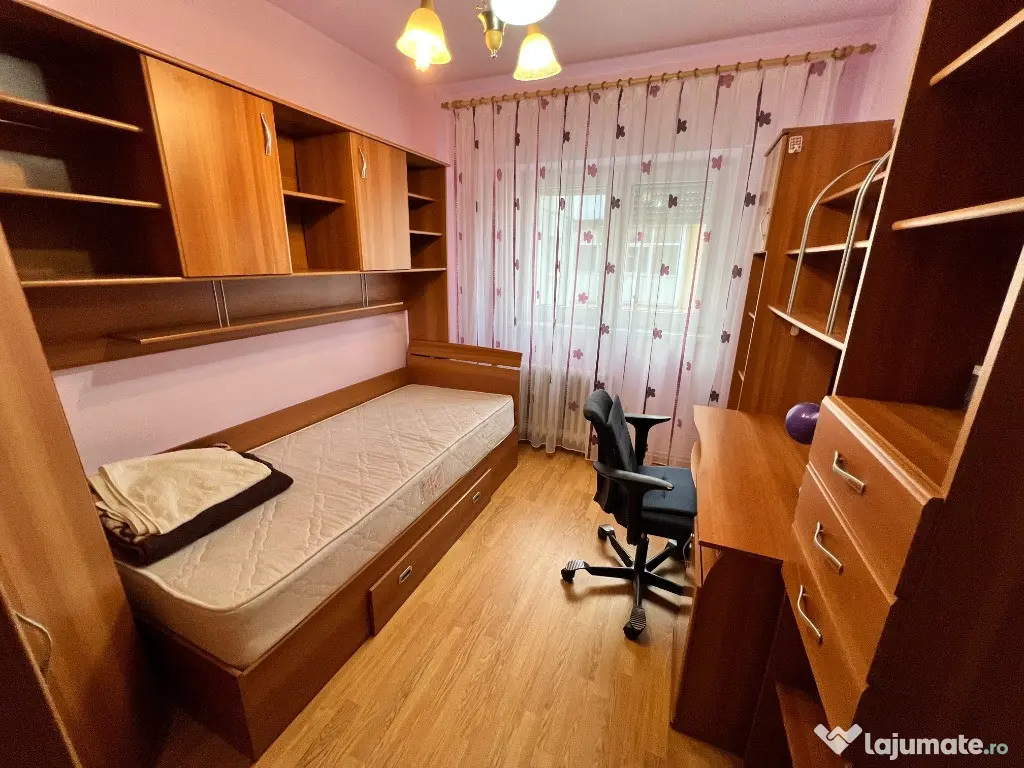 INCHIRIEZ apartament 4 camere decomandat, zona Vasile Aaron 