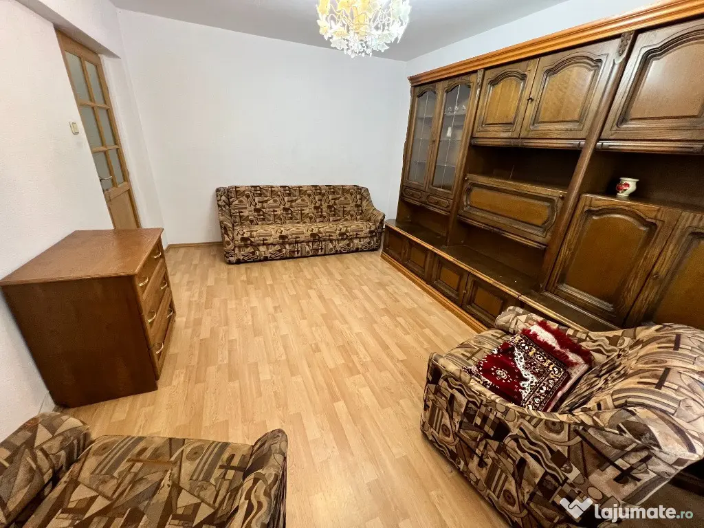 INCHIRIEZ apartament 4 camere decomandat, zona Vasile Aaron 