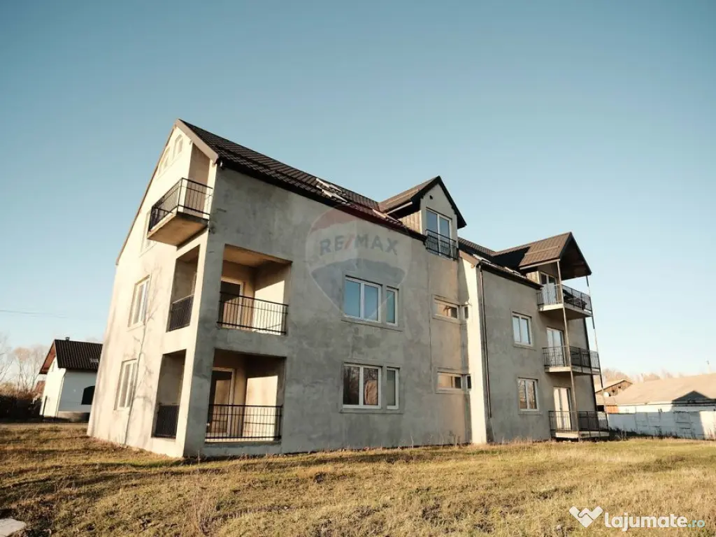 De vanzare bloc la gri format din 9 apartamente 