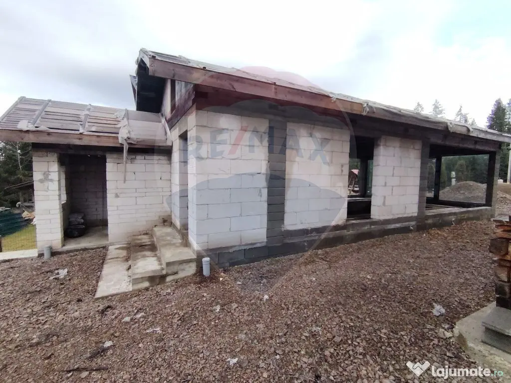 Casă / Vilă cu 8 camere de vânzare