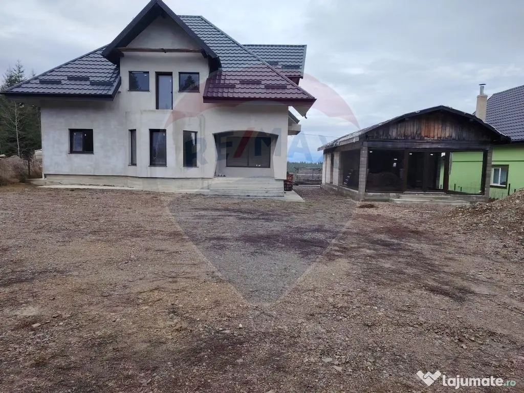 Casă / Vilă cu 8 camere de vânzare
