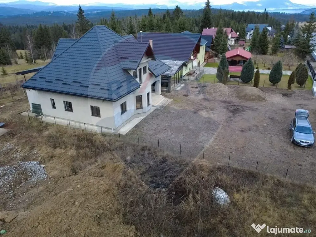 Casă / Vilă cu 8 camere de vânzare