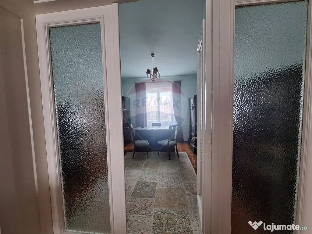 Apartament 4 camere , pet friendly, cu parcare si curte, ... 