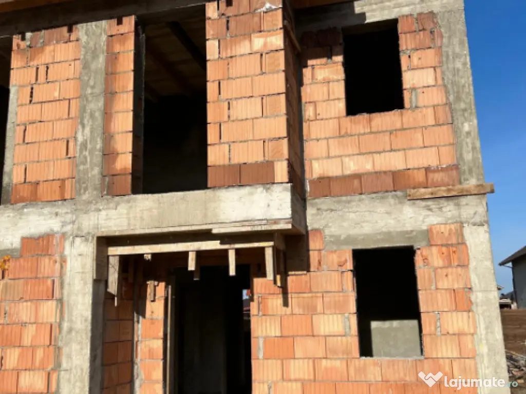 Duplex modern cu 4 camere și curte de 250 mp 