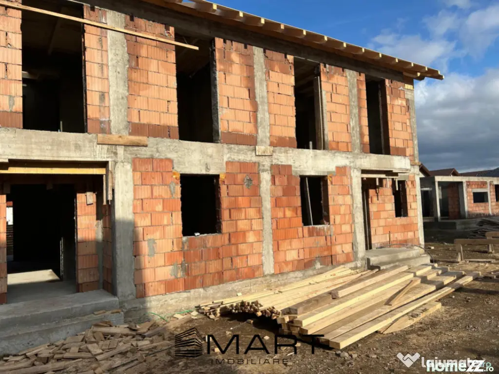 Duplex modern cu 4 camere și curte de 250 mp 