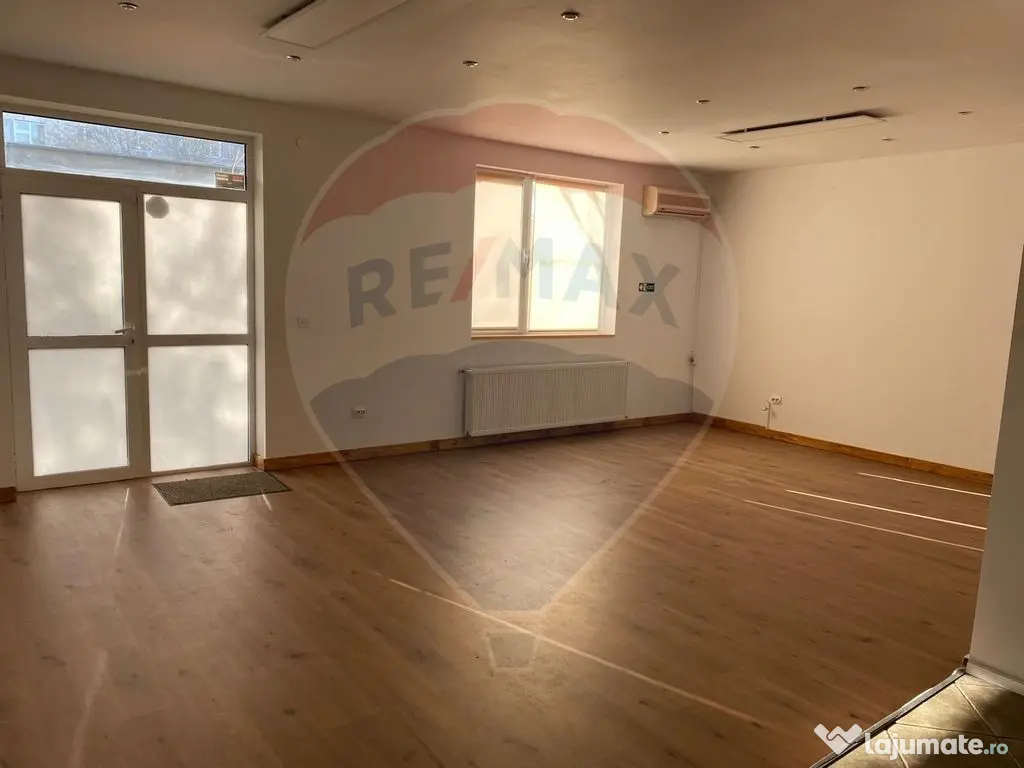 Parter + Etaj 1 de închiriat în vilă – 220 mp – Zo... 