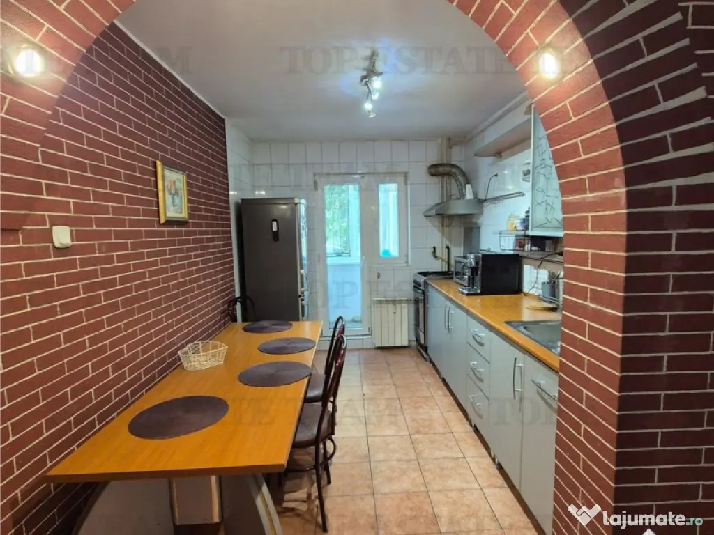 Apartament spatios cu 4 camere plus boxa accesibila din inte 