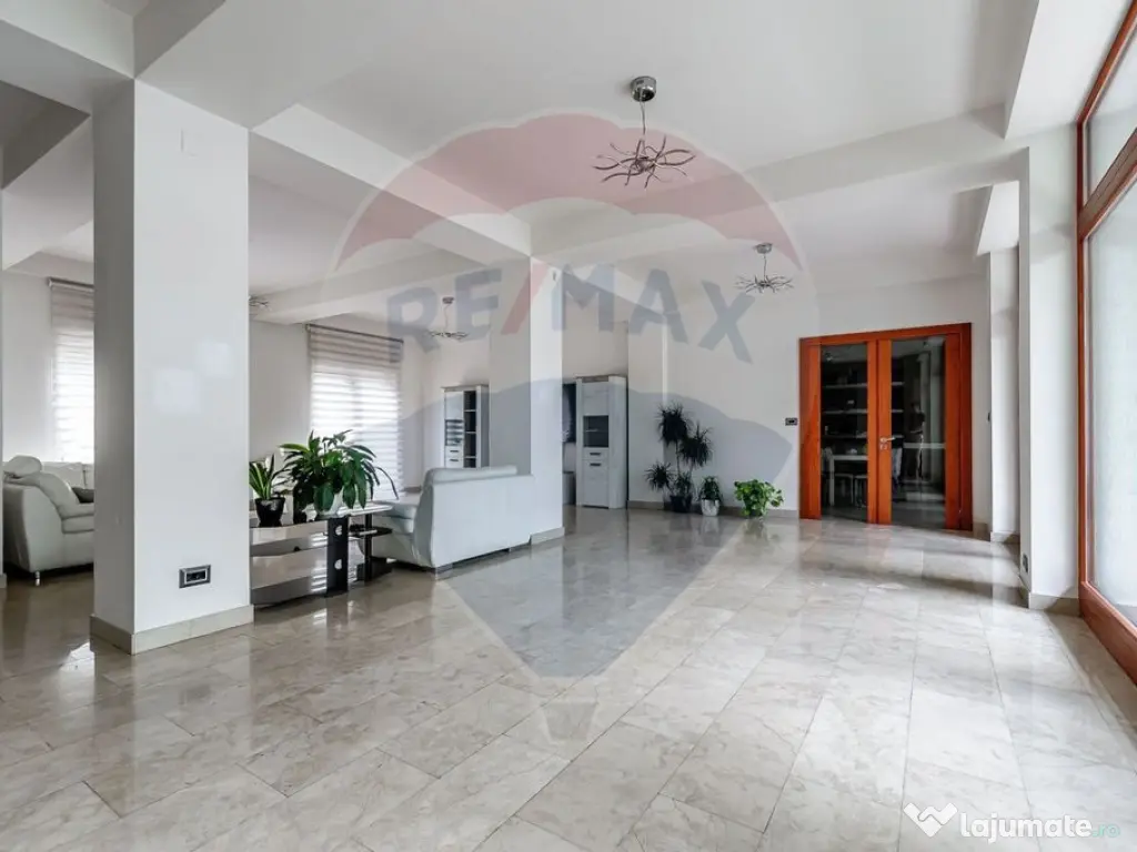 Proprietate speciala 1022 mp utili de vanzare pe Malul Mu... 