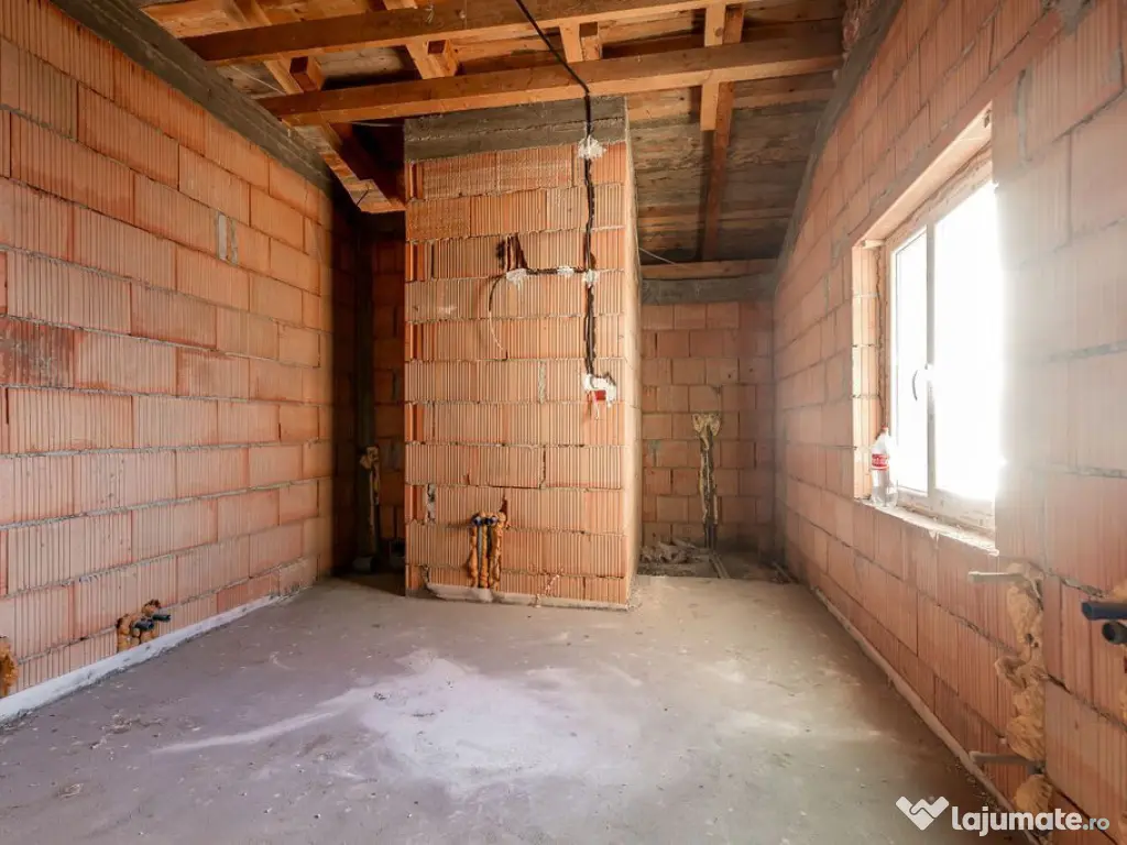 Casă nouă cu etaj semifinalizată în Aradul Nou 